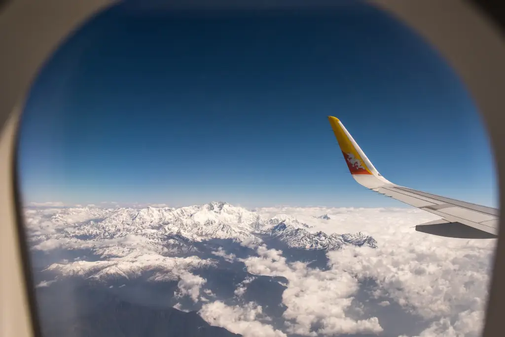 Auch der dritthöchste Berg der Welt, der Kangchenjunga (8586 m) sehen Sie auf dem Flug nach Paro. Unbedingt auf der linken Seite sitzen!