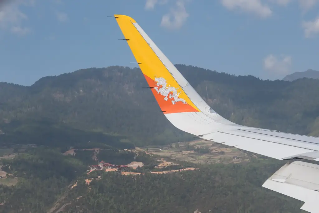 Spektakulär auch der Landanflug in das Paro-Tal. Der bhutanische Pilot muss eine Schlaufe drehen bevor er auf dem Flughafen aufsetzt.