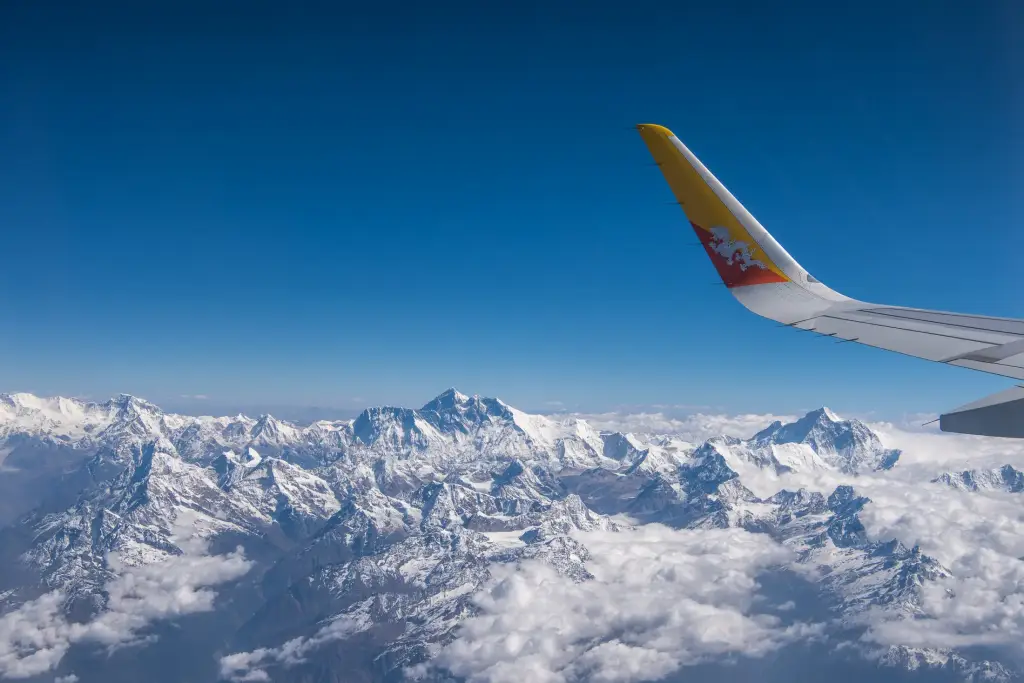 Spektakulärer Flug mit der Druk Air von Delhi nach Paro. Bei klarem Wetter sehen Sie den Mt. Everest.