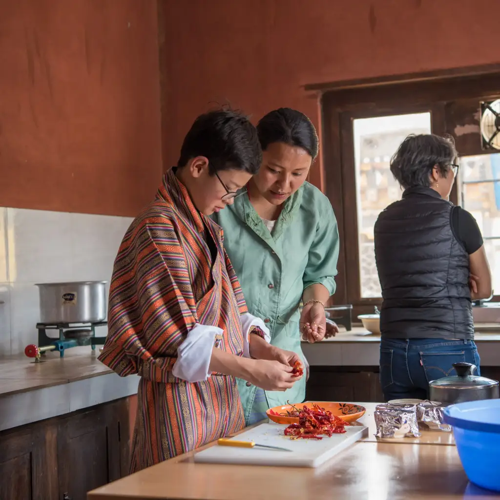 Wer möchte, kann einen Kochkurs bei einer bhutanischen Familie absolvieren. Das Lieblingsgericht in Bhutan ist «Chilli Cheese».