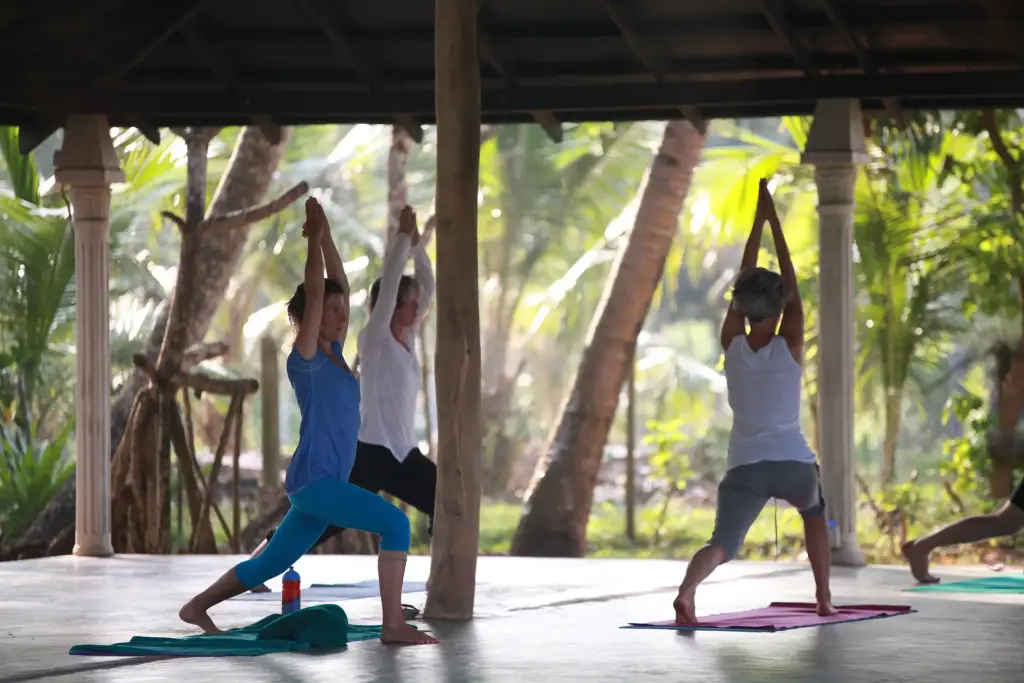 Yoga-Stunde am Pool