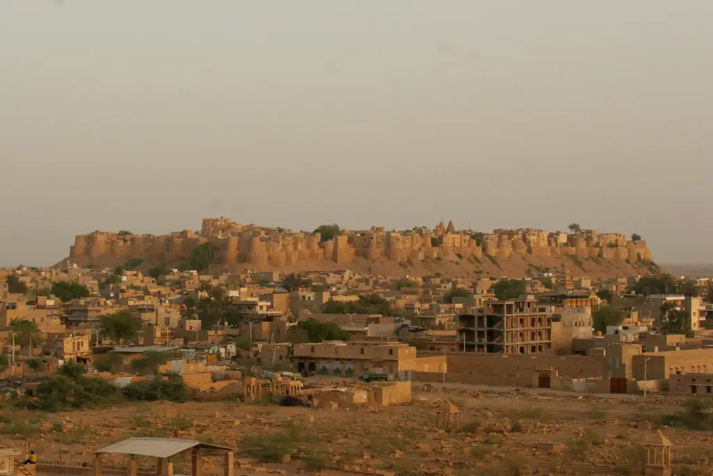 Ganz aus gelben Sandstein gebaut ist die Stadt Jaisalmer und liegt mitten in der Wüste Thar.