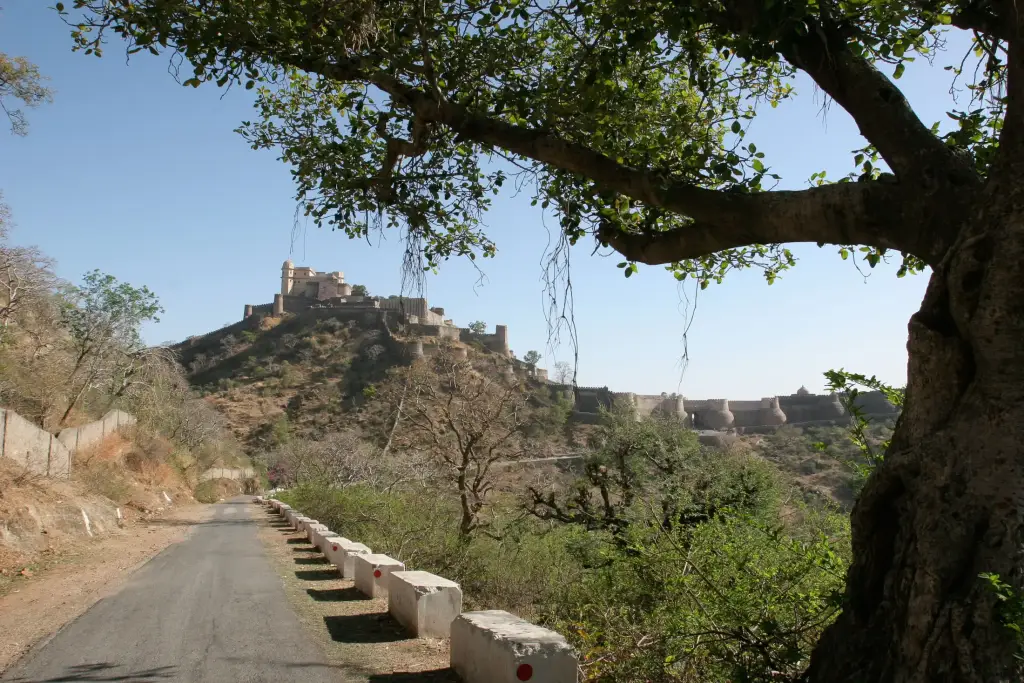 Das Kumbelgarh Fort mit der längsten Mauer Indiens.