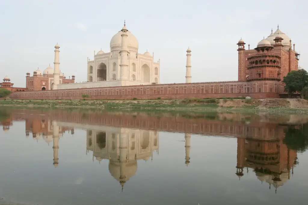 Der traumhafte Taj Mahal von der anderen Seite vom Yamuna-Fluss bei Sonnenuntergang.