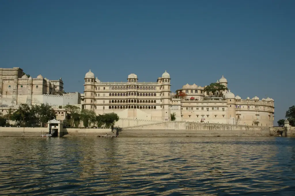 Die Maharajapaläste am Ufer vom Pichola-See in Udaipur.