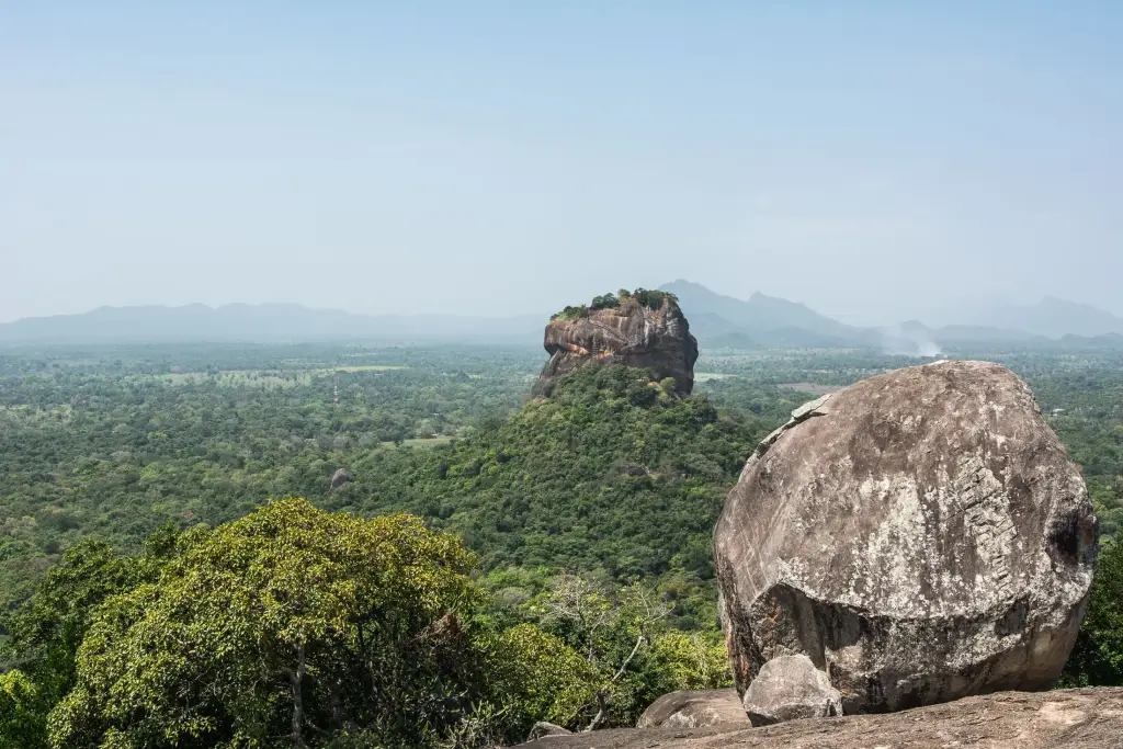 Zum Sonnenaufgang oder Sonnenuntergang unternehmen Sie eine kurze Wanderung führt auf den Pidurangala Rock mit fantastischer Aussicht auf den Löwenfelsen von Sigiriya.