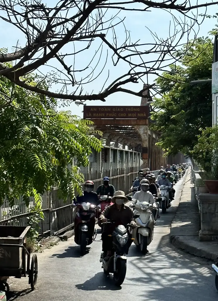 berühmte Long Bien Brücke Hanoi