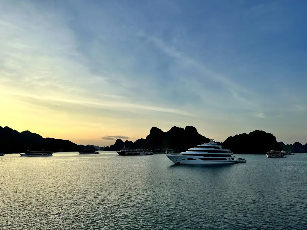 Sonnenuntergang in der berühmten Halong-Bucht