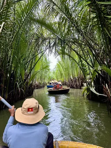 Korbbootfahren durch Mangrovenwälder