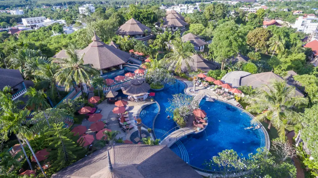 Der grosse Garten mit Pool