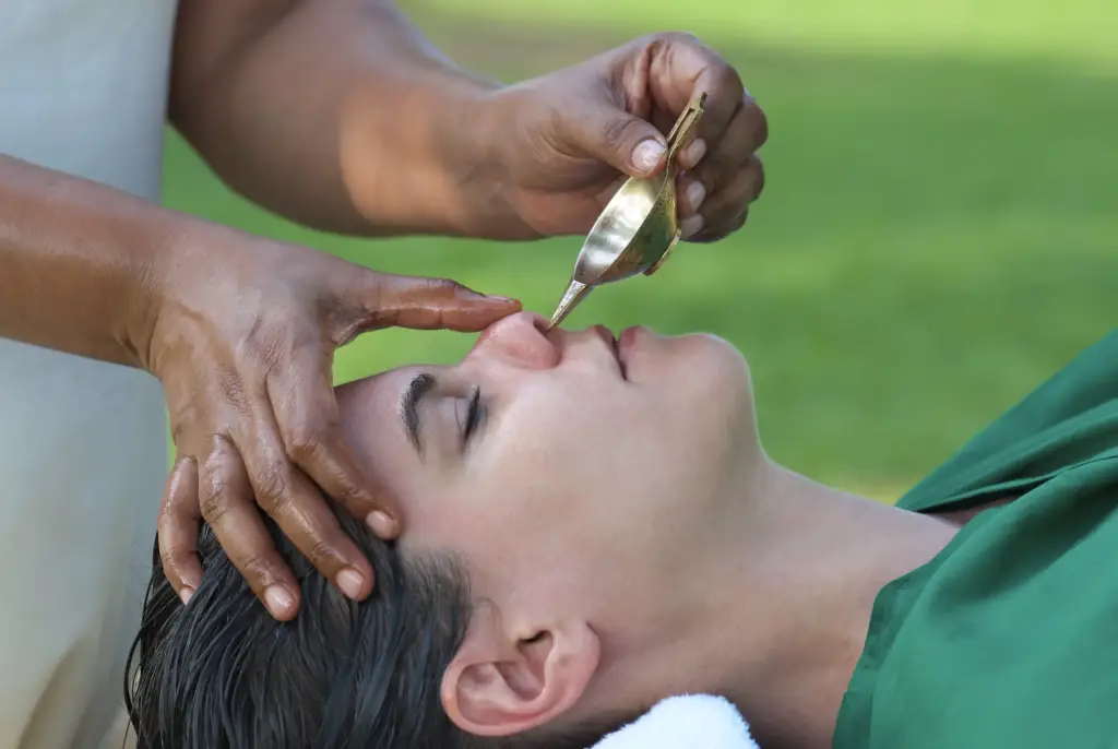 Ayurveda-Behandlung Nasyam