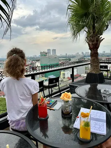 Wunderbare Abendstimmung auf einer der vielen Rooftop-Bars in Hanoi.