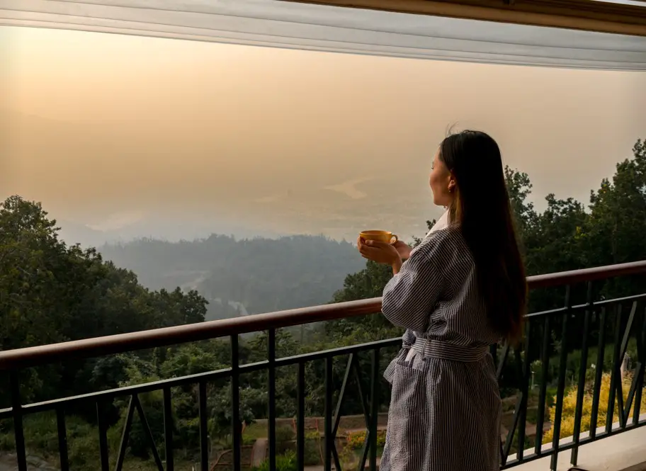 Blick aus dem Zimmer ins Tal nach Rishikesh