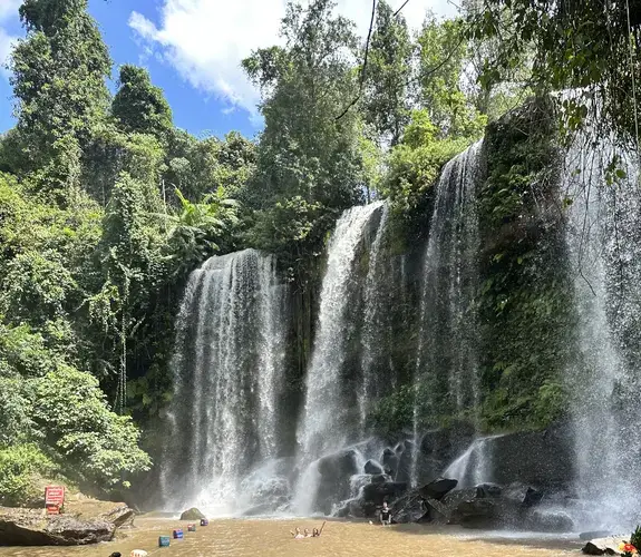 Baden im wilden Wasserfall Phnom Kulen