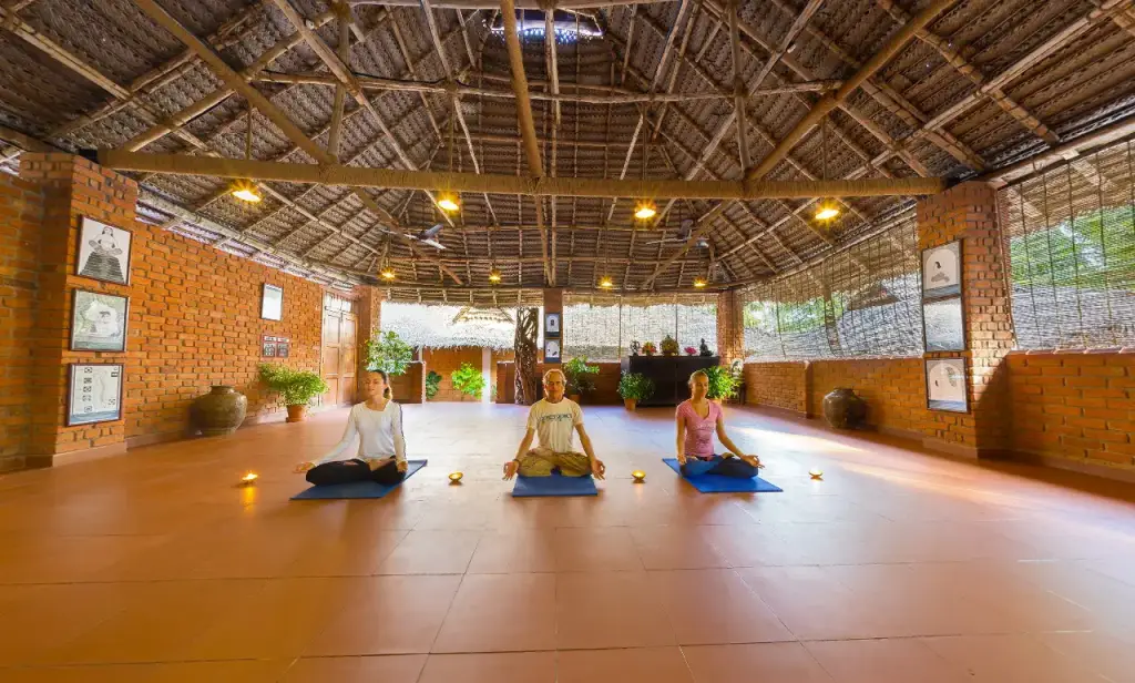 Yoga indoor im Manaltheeram