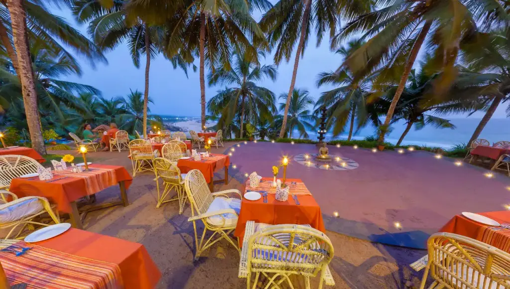 Open Air Restaurant mit Blick aufs Meer