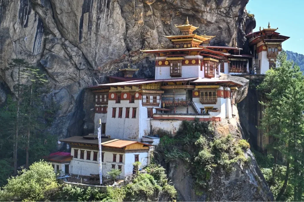 Die buchstäblich am Fels klebende Anlage wurde 1692 zu Ehren des Guru Padmasambhava eingeweiht