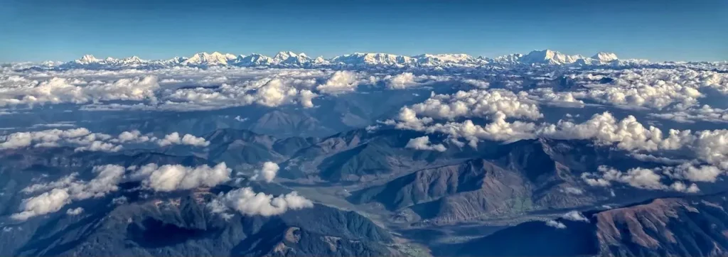 Auf dem Flug von Paro nach Yongphula. Es grüsst das ganze Panorama der bhutanesischen Gipfel, von den der höchste rund 7‘500m hoch ist.