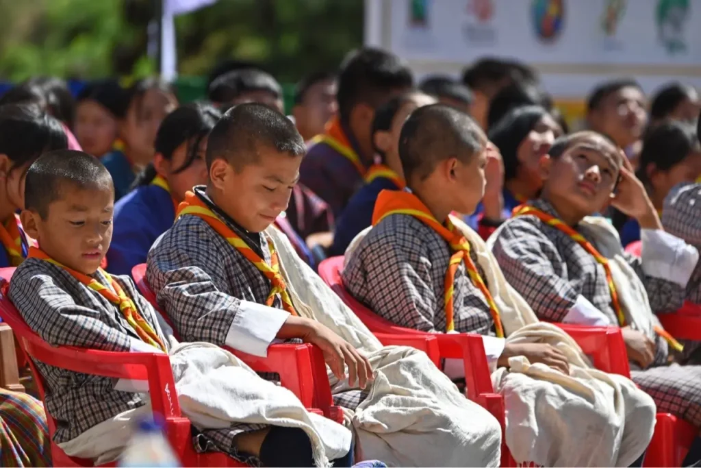 Grosse Zeremonie zu Ehren von 24 Pfadfindern, die in den letzten 38 Tagen den vor kurzem eingeweihten Trans-Bhutan-Trail von mehr als 400 km und gut 25'000 Höhenmetern absolviert haben