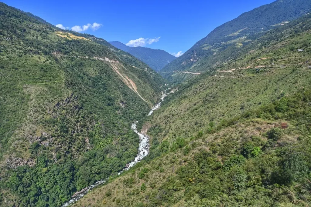 Rechts hängt der Fels über uns, links rauscht weit unten der Fluss durch die enge Schlucht. In der Regenzeit dürfte die Fahrt hier lebensgefährlich sein.