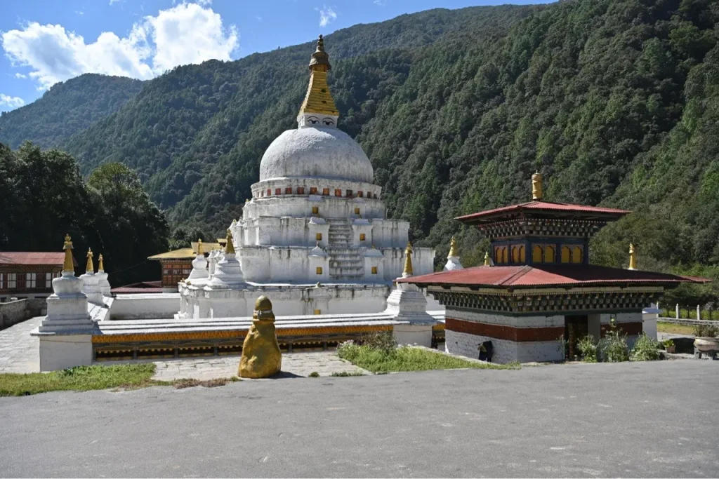 Ein grosser Chörten (andernorts Stupa genannt), der im 18. Jahrhundert der Stupa von Pashupatinath in Nepal nachgebaut wurde