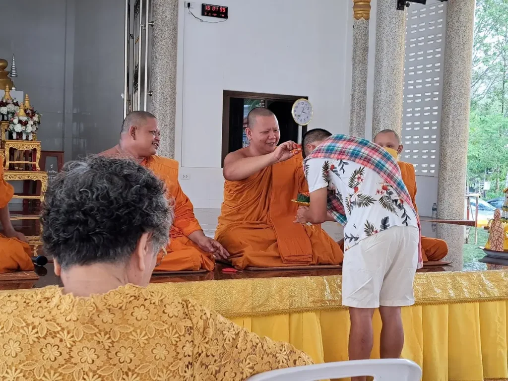 Bei der Ordination werden dem angehenden Mönch die Haare abgeschnitten.
