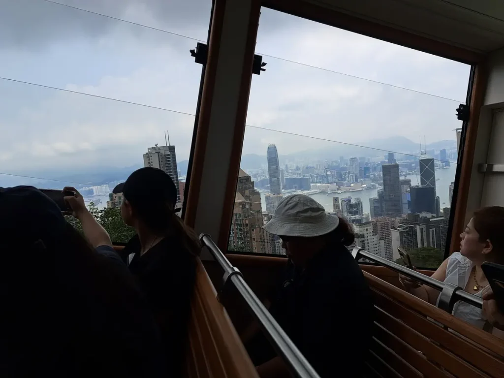 Aussicht aus dem Peak Tram, auf dem Weg nach oben