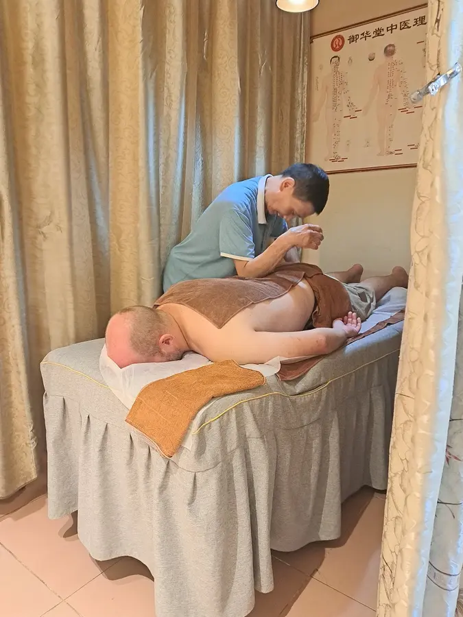 Tuina-Massage bei einem TCM Praktiker