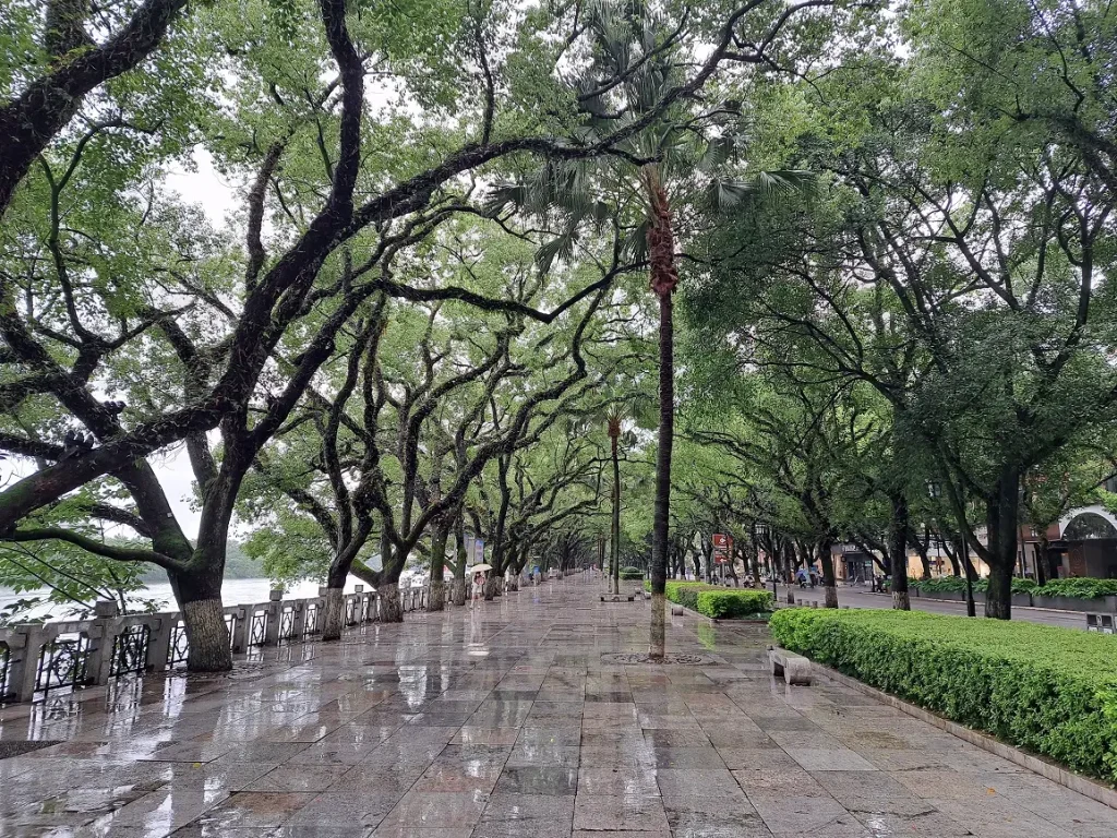 eine Promenade entlang des Li-Flusses im verregneten Guilin