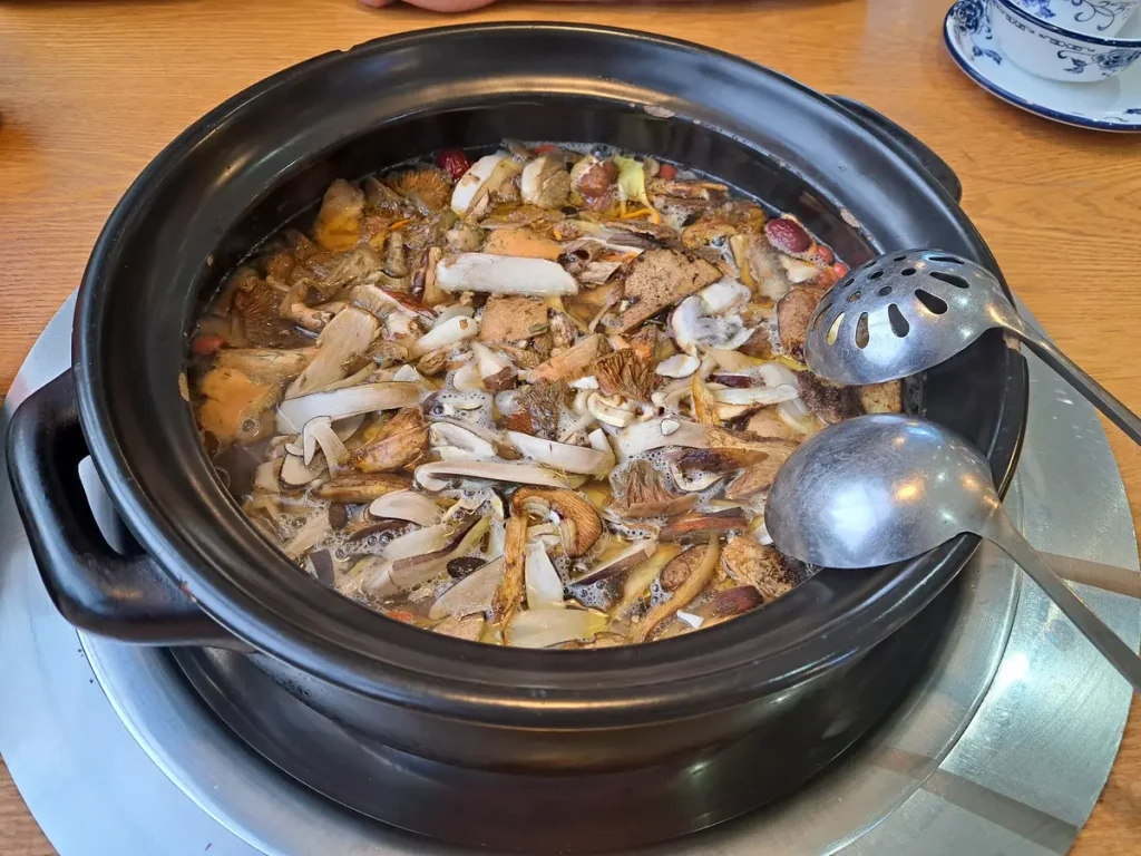 Pilz-Hotpot (auch mit Feuertopf übersetzt) in Kunming