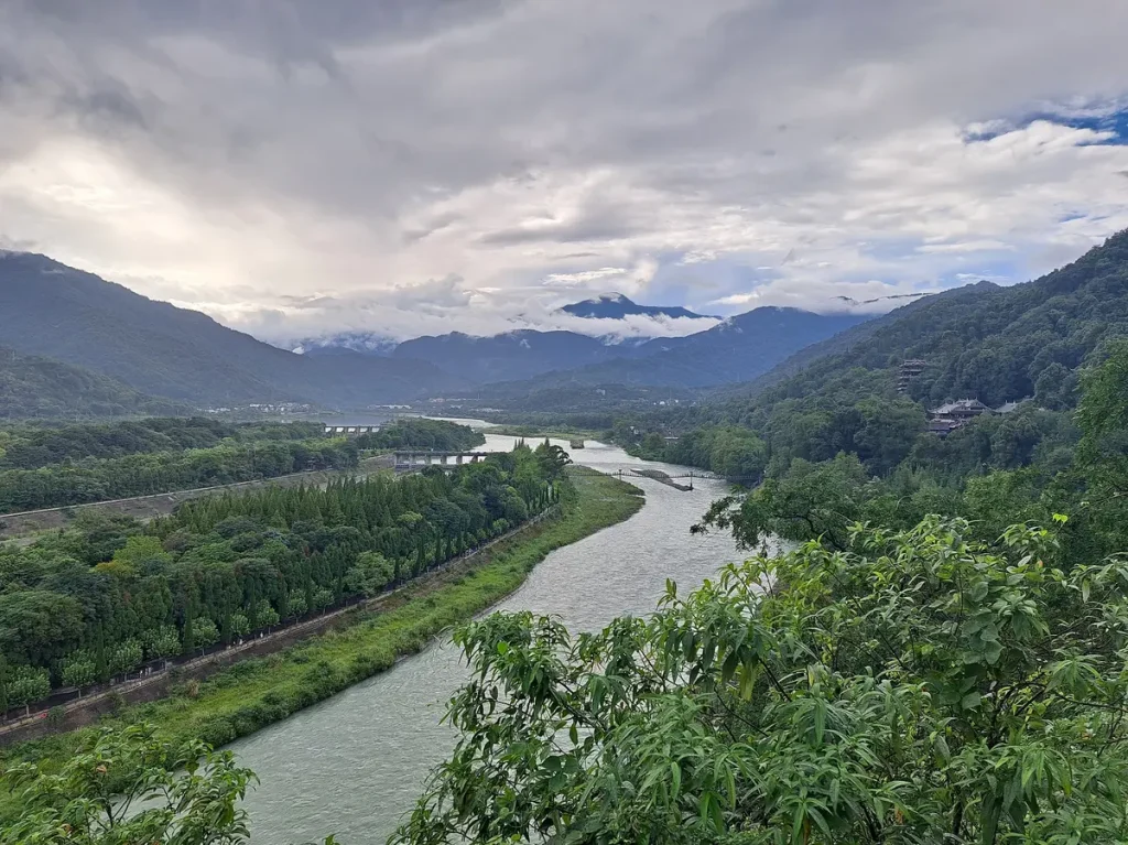 Aussicht auf den umgeleiteten Fluss bei Dujiangyan