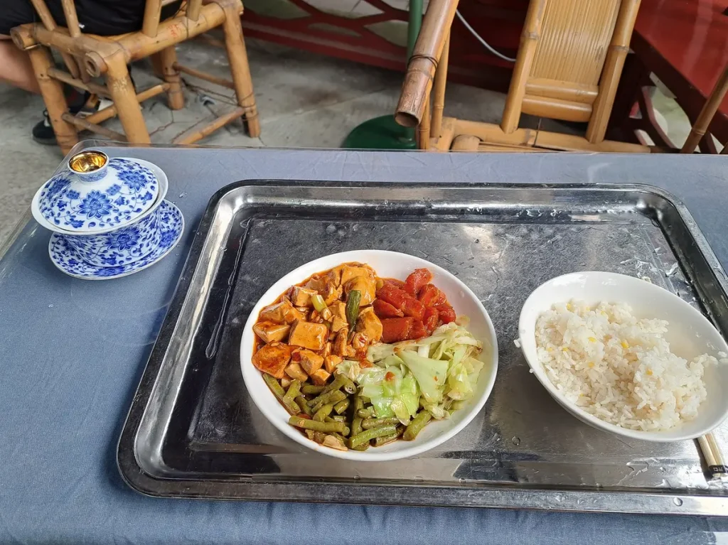 vegetarisches Essen und Tee in einem daoistischen Tempel