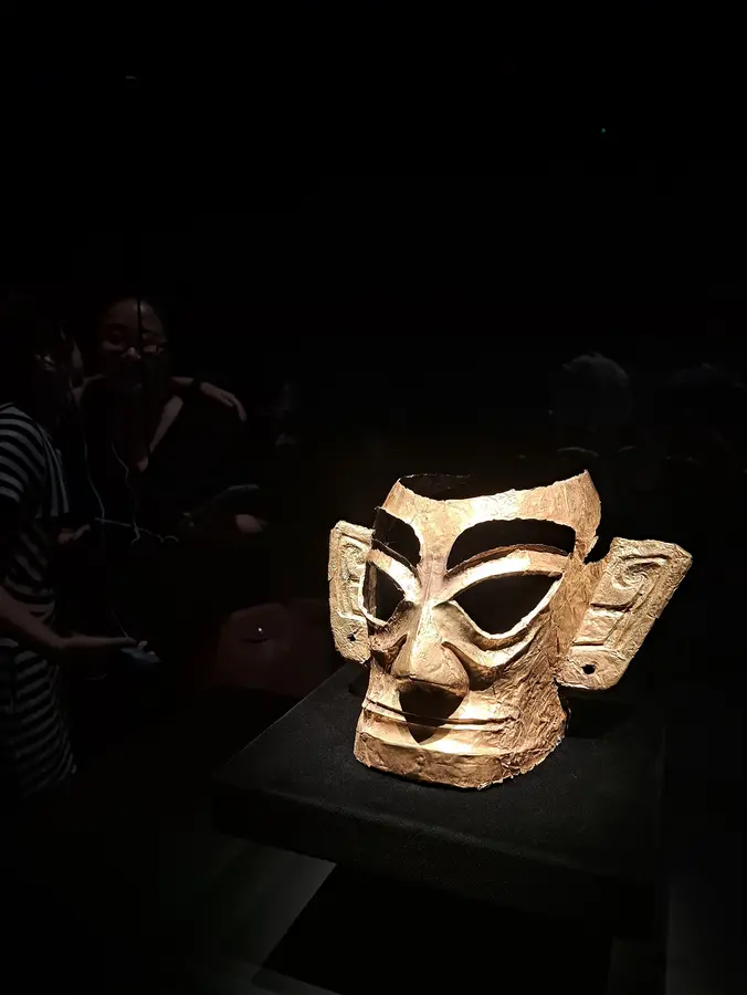eine Goldmaske