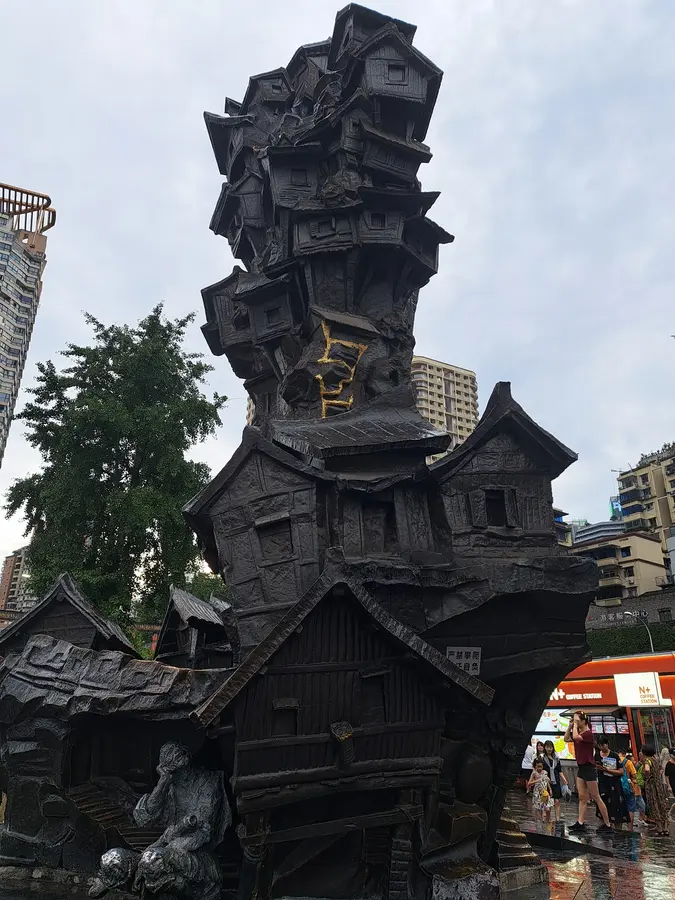 die Skulptur «Jiyi Shancheng», welche repräsentiert, wie die Einwohner von Chongqing früher gelebt haben