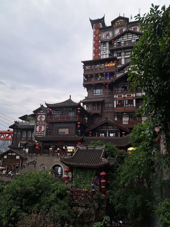 das Pfahlhaus Hongyadong aus seitlicher Perspektive