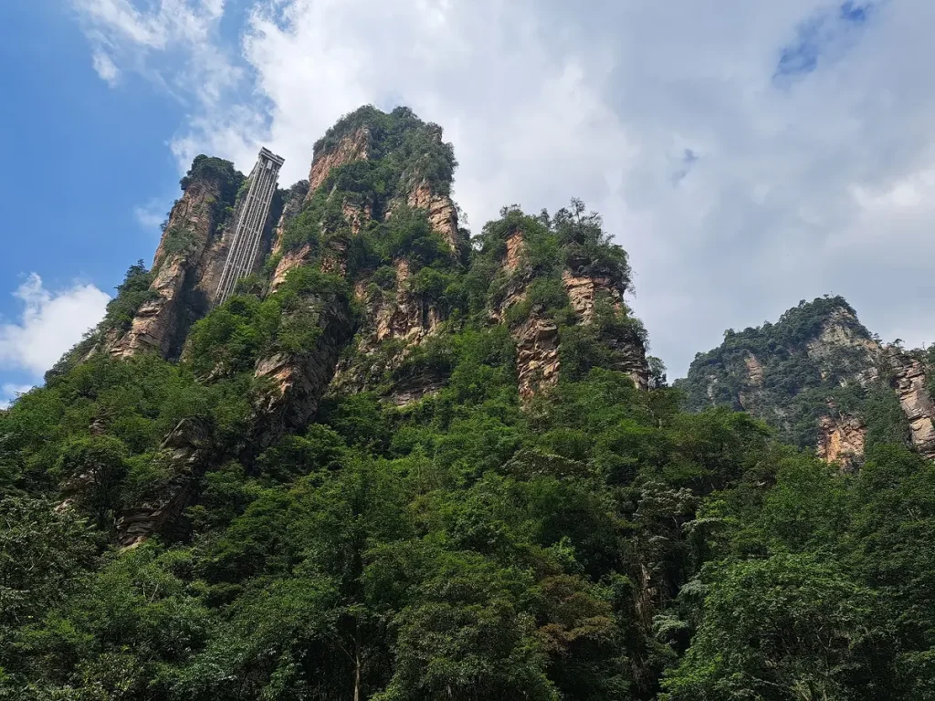 der Bailong-Lift - während der Fahrt nach oben kann man bereits nach draussen schauen und die Landschaft bestaunen
