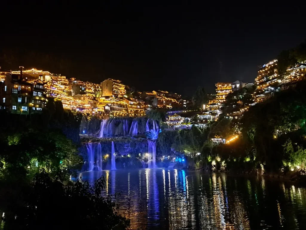 die Altstadt Furong mit dem Wasserfall im Vordergrund