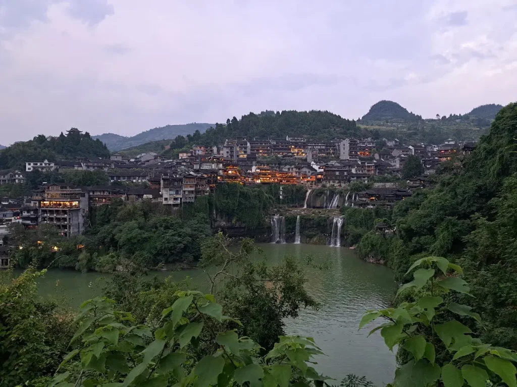 Ein Bild von der Altstadt und dem Wasserfall bei Tageslicht.