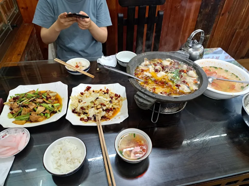 Typisch für die Provinz Hunan hat es an jedem Gericht Chili dran.