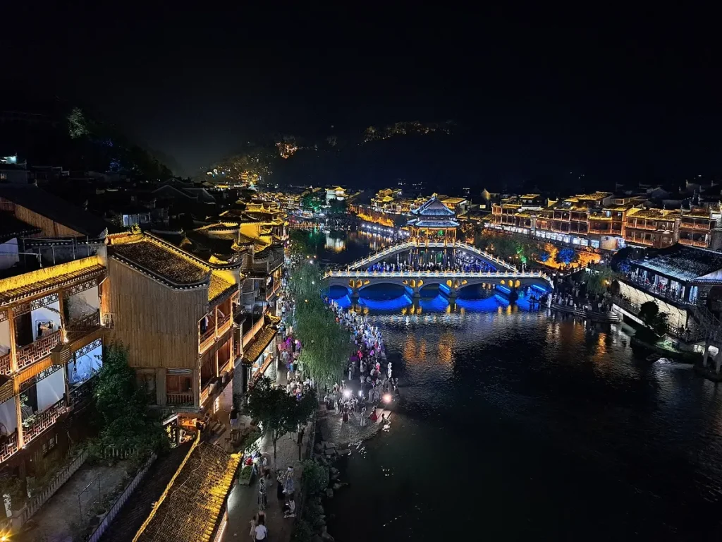 Von der grossen Autobrücke aus bietet sich eine fantastische Aussicht über die Altstadt von Fenghuang.