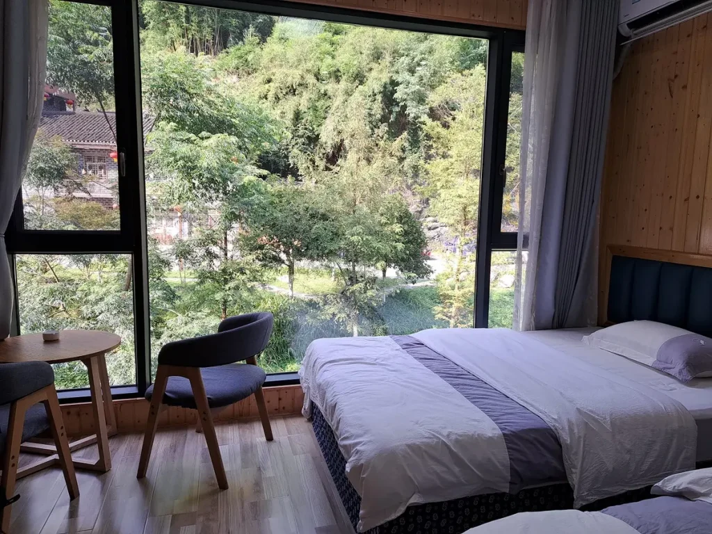 Unser Hotelzimmer mit Panoramafenster im kleinen Dorf Dehang.