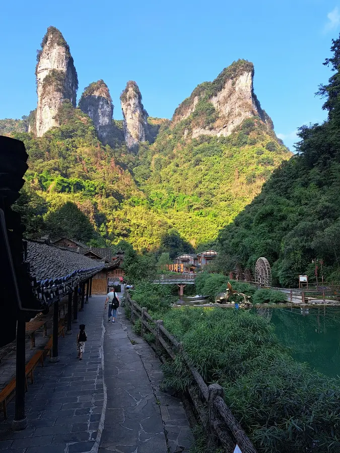 Das Dorf gefällt mir sehr, die Berge im Hintergrund erinnern etwas an Zhangjiajie.