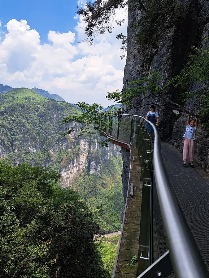 Bevor wir die Aizhai-Brücke betreten laufen wir zuerst dem Cliff Walk entlang.
