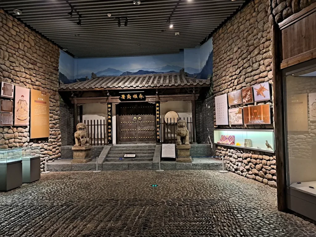 Das Museum, das wir besuchen, ist liebevoll gestaltet.