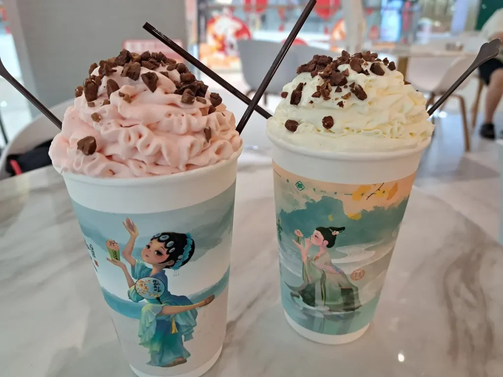 Der Tee verkauft sich unter anderem gut, da auf traditionell chinesische Bilder gesetzt wird. Zudem ist das Konzept neu: Oben Schlagrahm und im Becher der Milchtee. Der Tee schmeckt lecker, ist aber etwas zu schwer für meinen Geschmack.