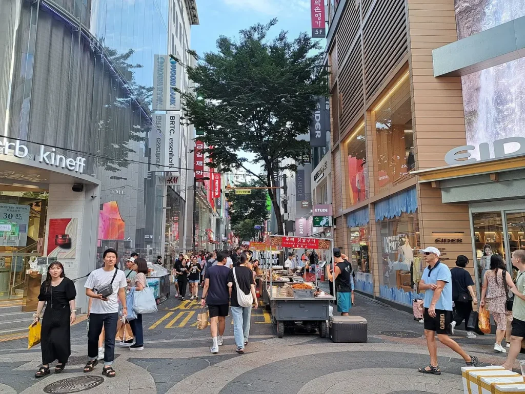 das Viertel Myeongdong ist immer sehr belebt und abends werden viele Streetfood-Stände aufgestellt