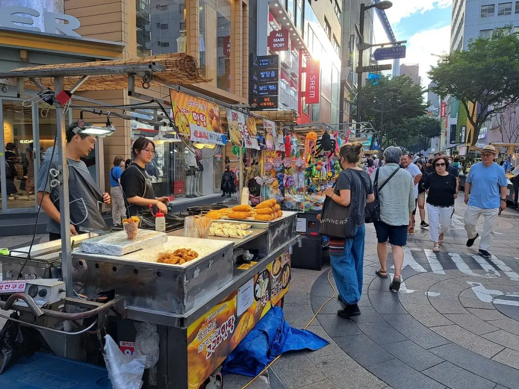 Hier gibt es Corndogs und Süsskartoffeln zu kaufen.