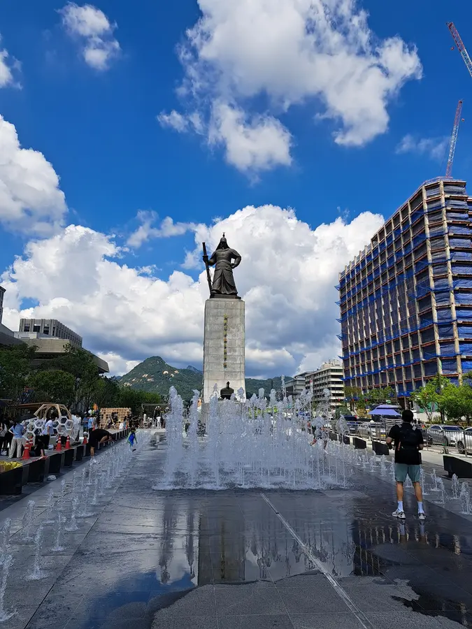 auf demselben Platz befinden sich 2 Statuen - hier die Statue von Admiral Yi Sun Shin