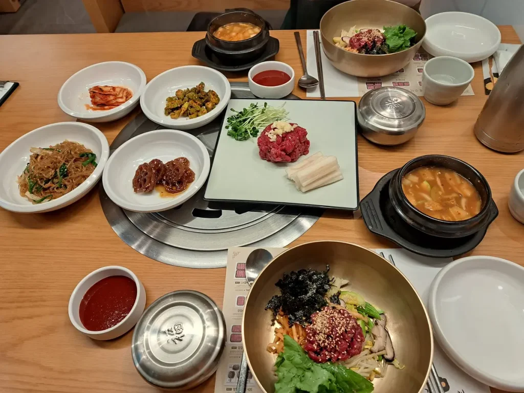 Wer sich nicht vor rohem Fleisch scheut, sollte unbedingt Yukhoe probieren! Es ist ein leckeres Rindfleischtartar, welches man zusammen mit koreanischer Birne isst.