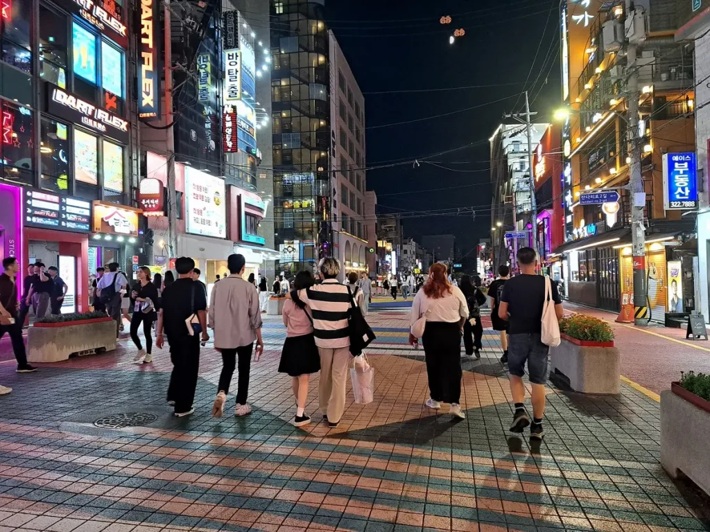 Hongdae ist die Ausgeh- und Einkaufsmeile für junge Leute, vor allem abends ist hier viel los.